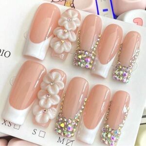 Elegant Nude and White Floral Nail Set